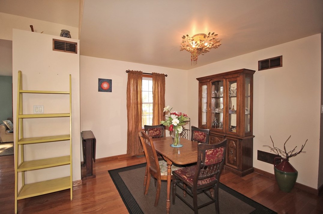 2560 Oldfield Ave, Bethel Park PA  15102-2727 exterior