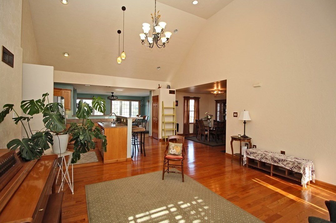 2560 Oldfield Ave, Bethel Park PA  15102-2727 exterior