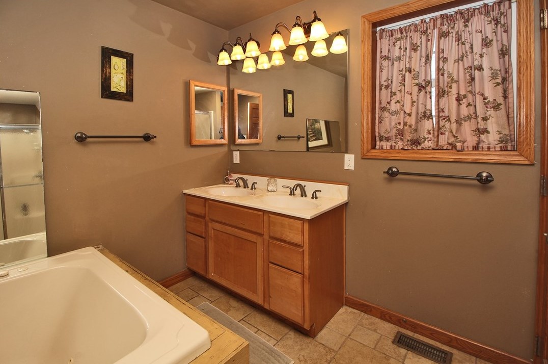 2560 Oldfield Ave, Bethel Park PA  15102-2727 exterior