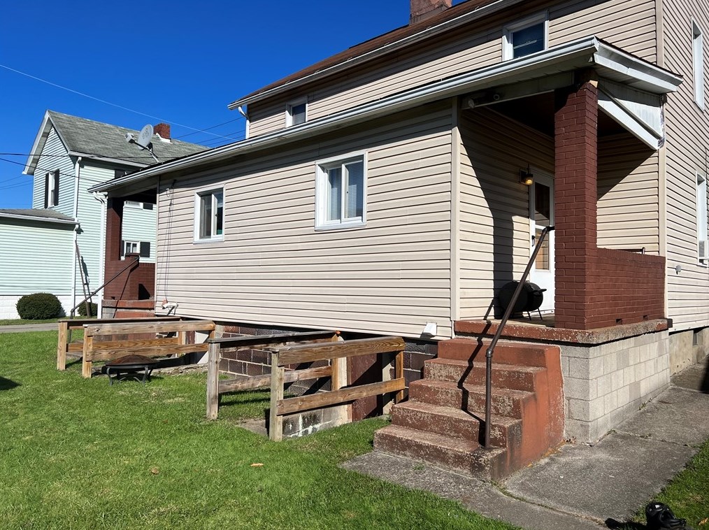 420-422 Cassatt Ave, Jeannette, PA 15644