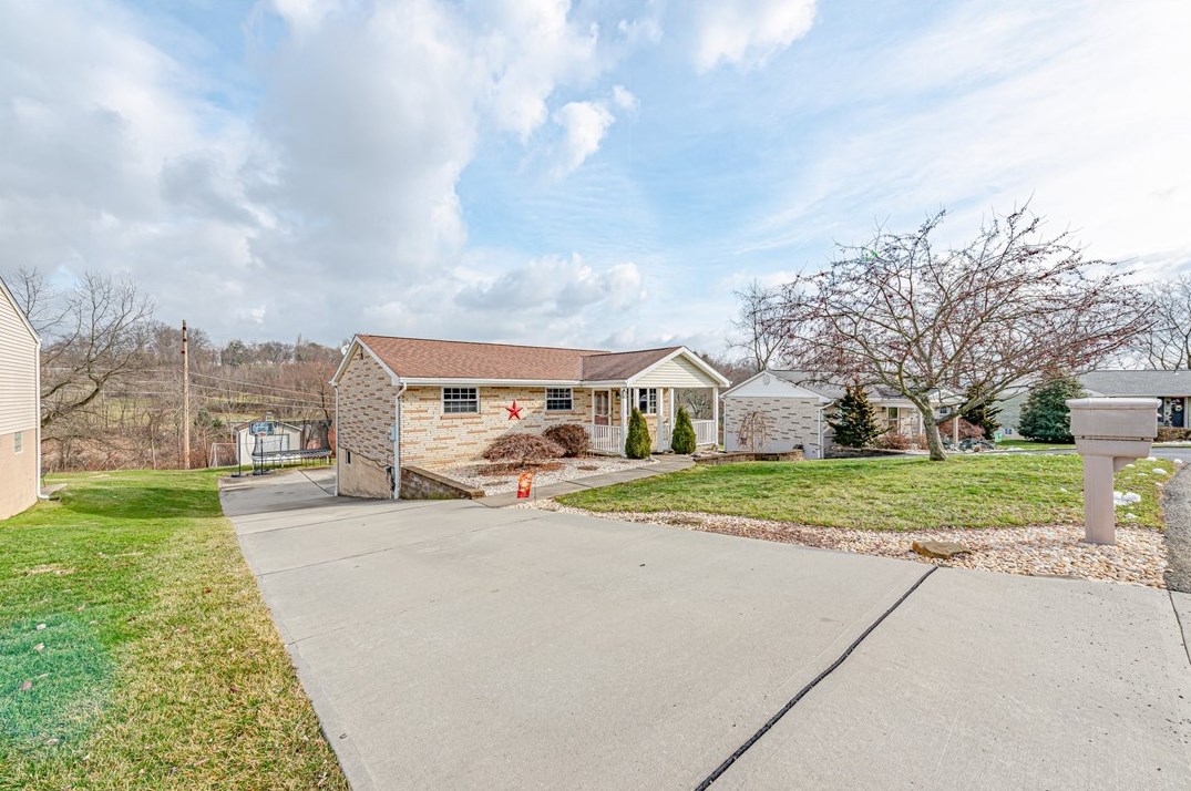 22 E Glennis Dr, Greensburg, PA 15601
