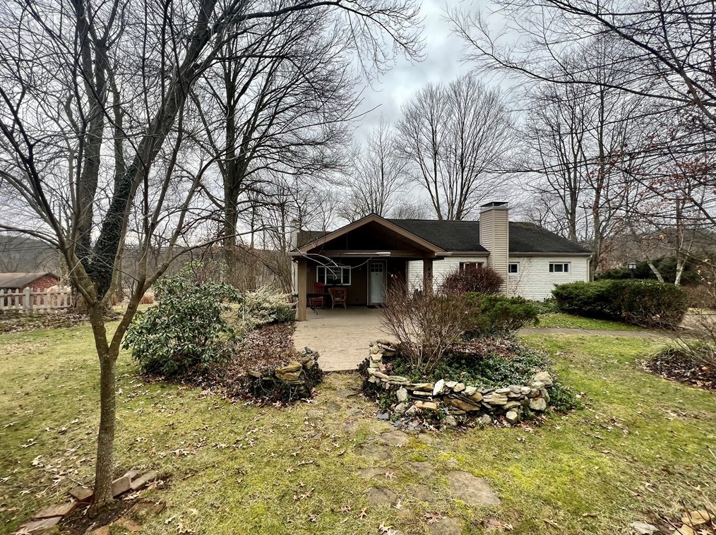 427 Chapel Dr, Ellwood City, PA 16117