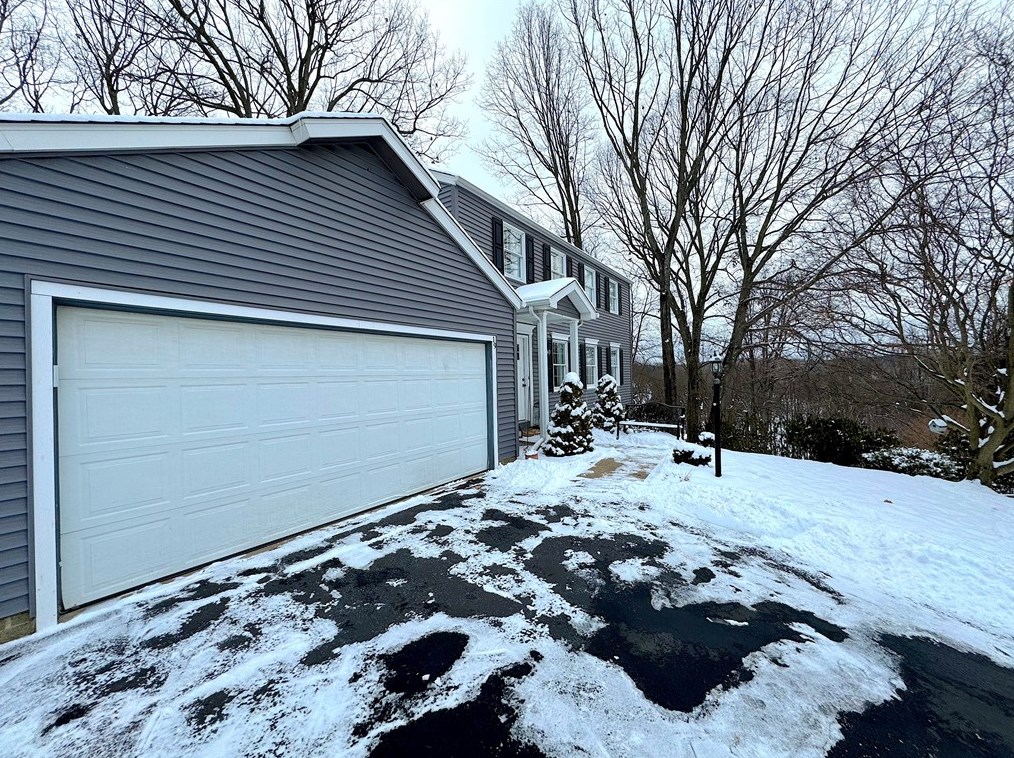 19 Greenview Dr, Jeannette, PA 15644-9674