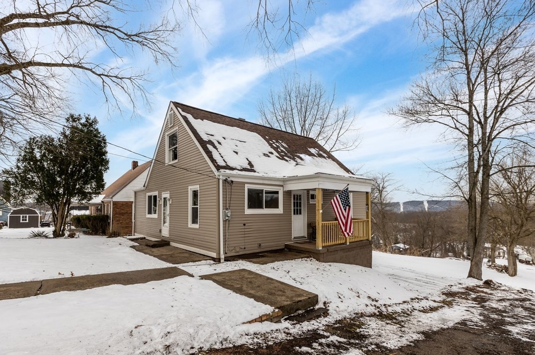 32 Forest Rd, Ambridge, PA 15003-1308