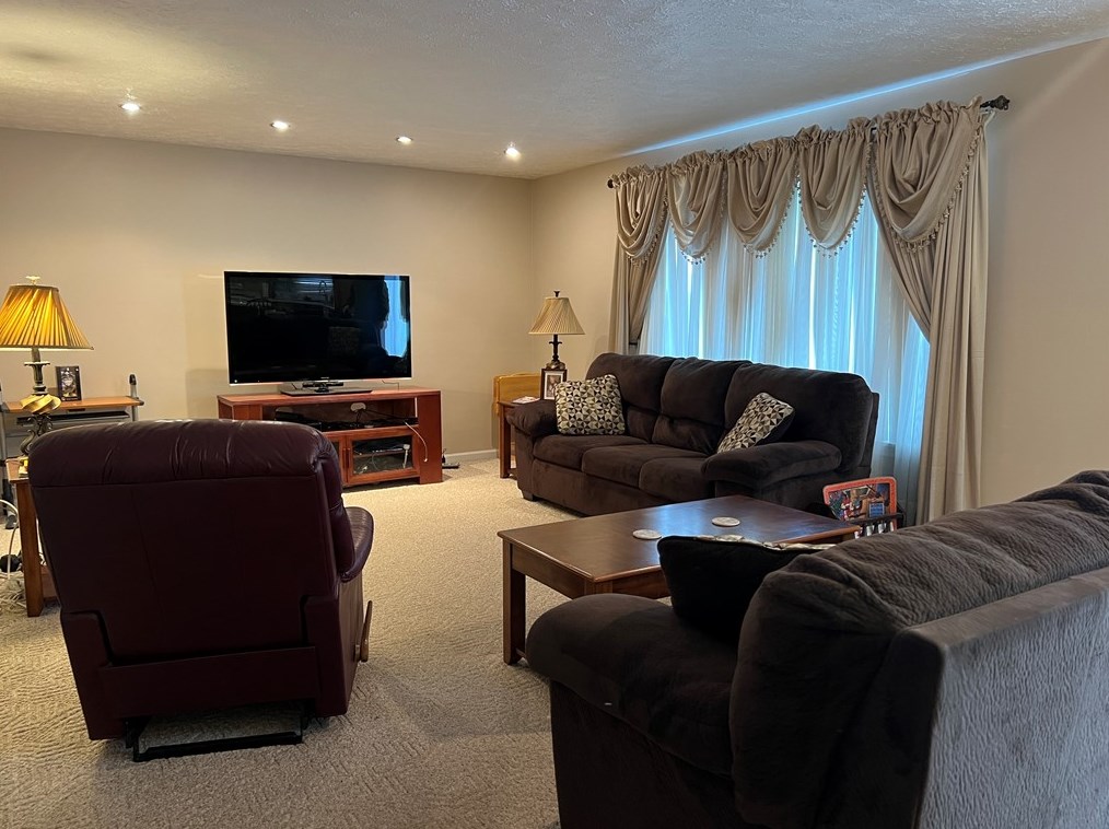 128 Cedar Ridge Dr, Monaca, PA 15061-2748