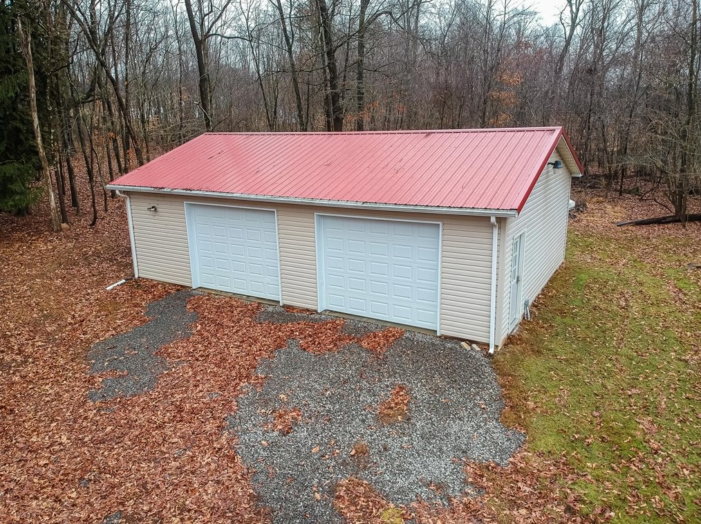 565 Lundys Ln, Ellwood City, PA 16117-6517