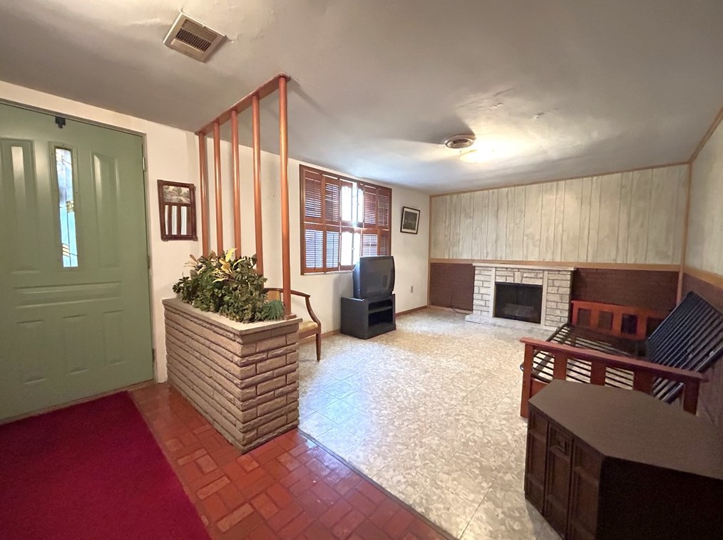 4575 Gates Dr, Whitaker, PA 15120