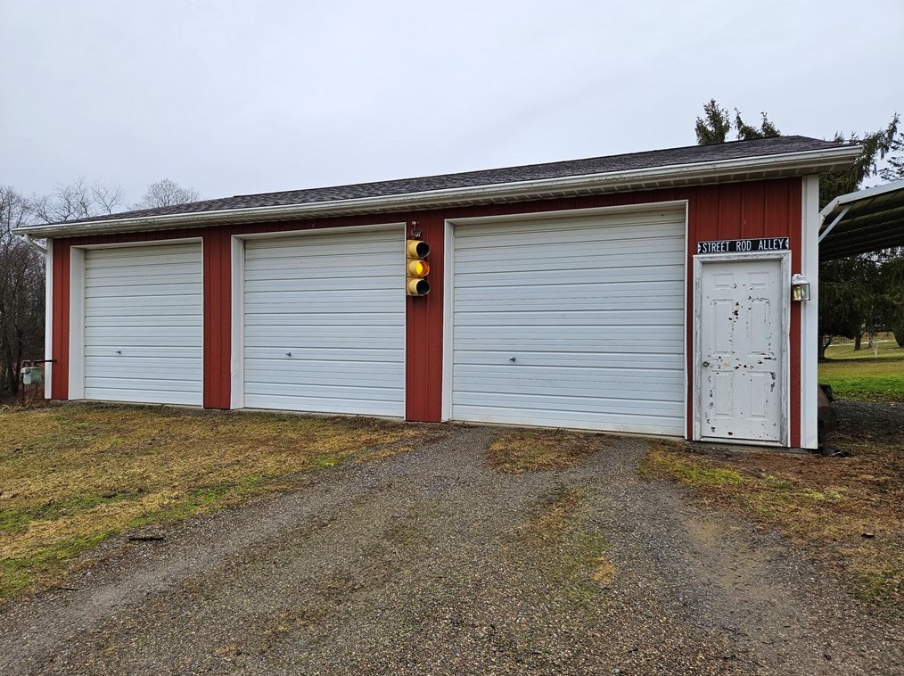 418 Saxonburg Rd, Butler, PA 16002-3708