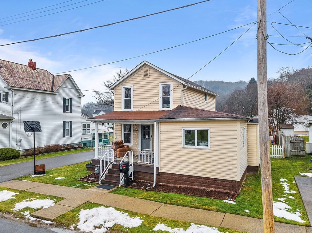 225 Elizabeth Ave, Evans City, PA 16033