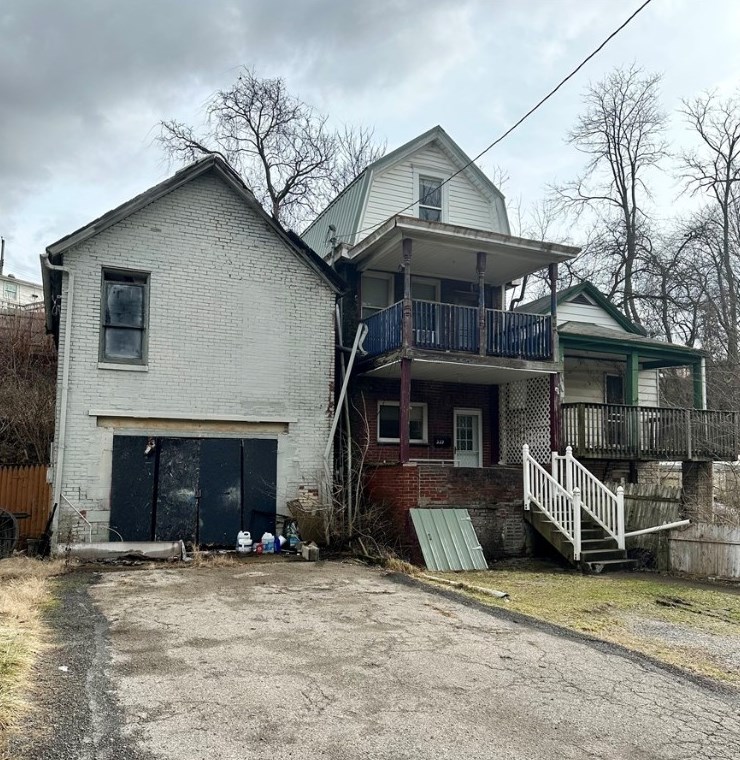 330 Nesbitt St, Collier Township, PA 15106-1631