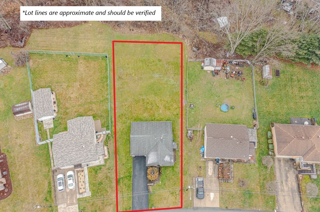 60 Nancy Dr, Jeannette, PA 15644-1086