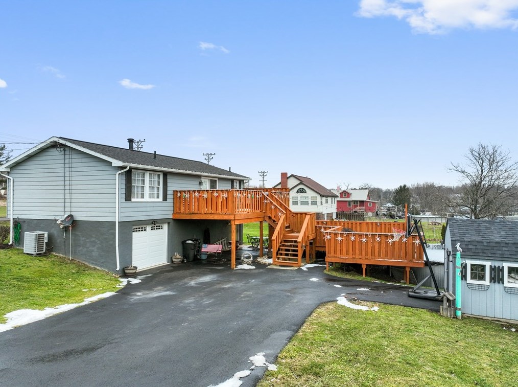 230 Republic St, Oliphant Furnace, PA 15401