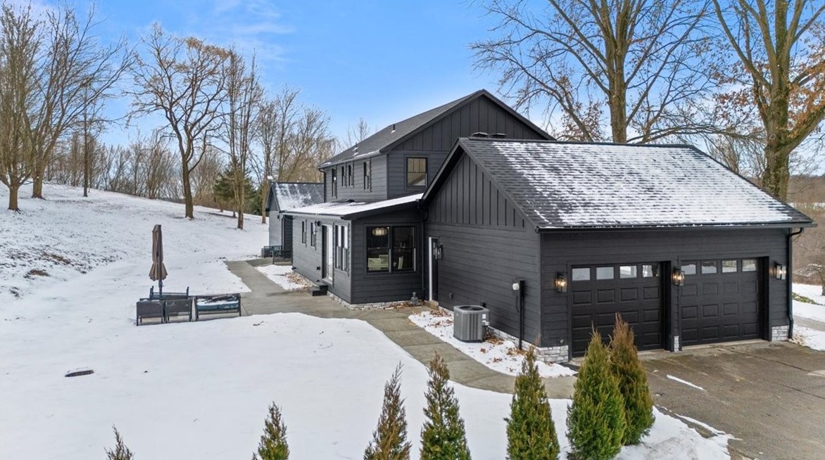 111 Seneca Farm Dr, Harmony, PA 16037