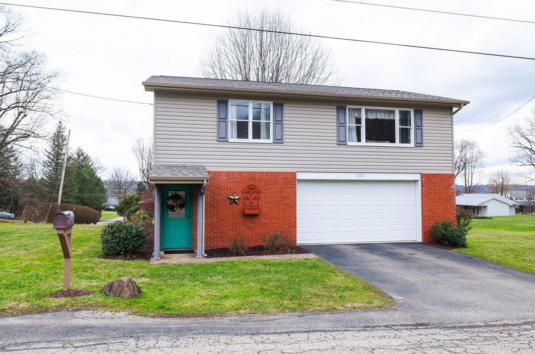 1224 Walnut St, Connellsville, PA 15425