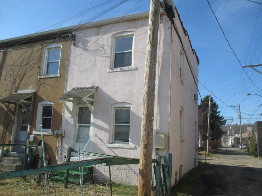 18 8th St, Midland, PA 15059