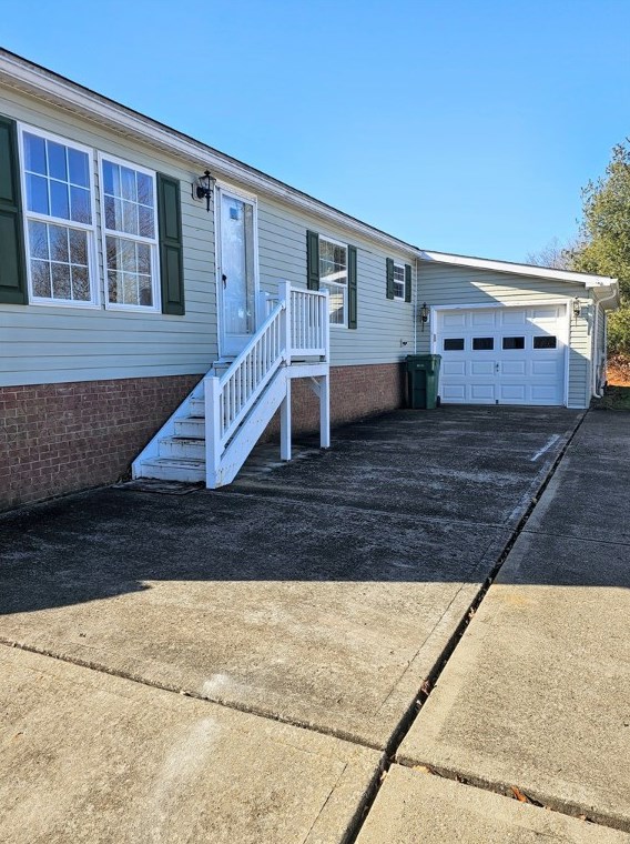 233 Rock Lake Dr, Zelienople, PA 16063