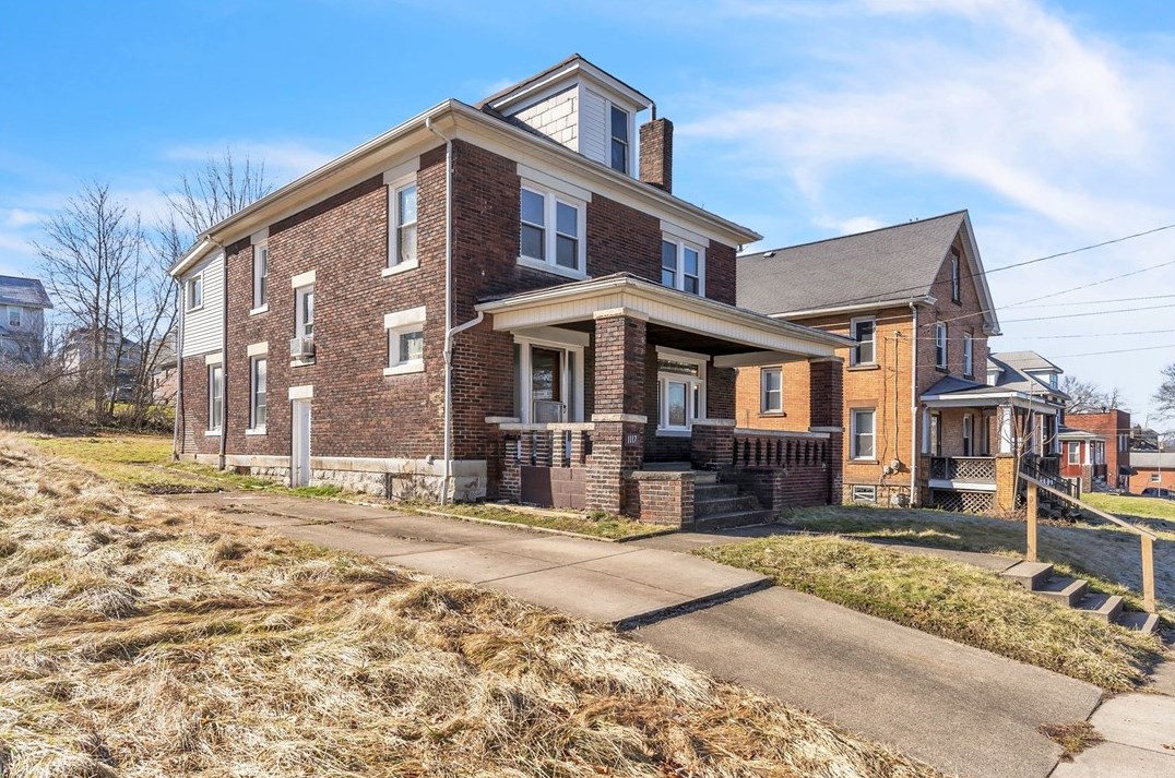 1117 Roemer Blvd, Hermitage, PA 16121-1869