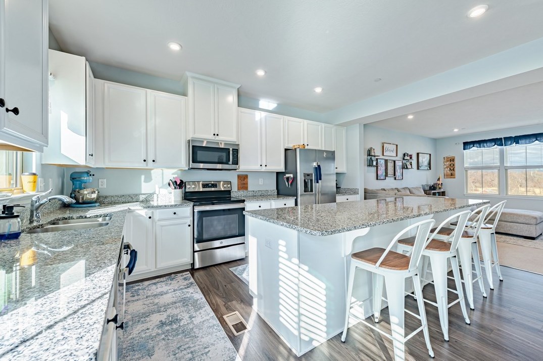 8002 Augusta Ln, Jeannette, PA 15644