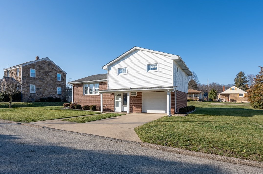 126 4th Ave, Latrobe, PA 15650-1109