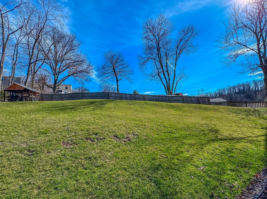 5024 Hull Dr, Bethel Park PA  15102-2326 exterior