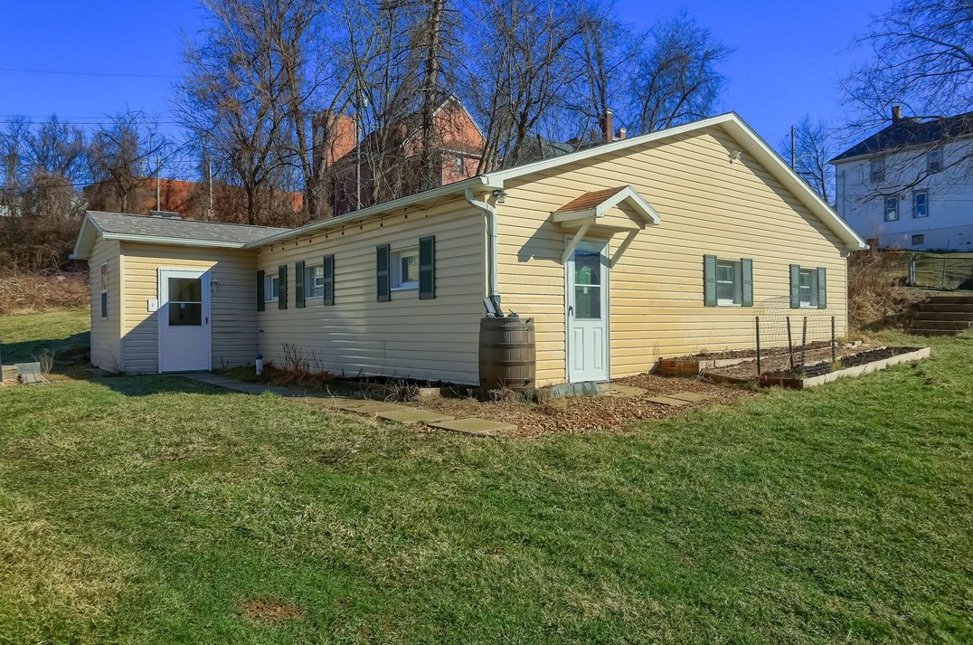 16 Carpenter St, Greensburg, PA 15601-2744