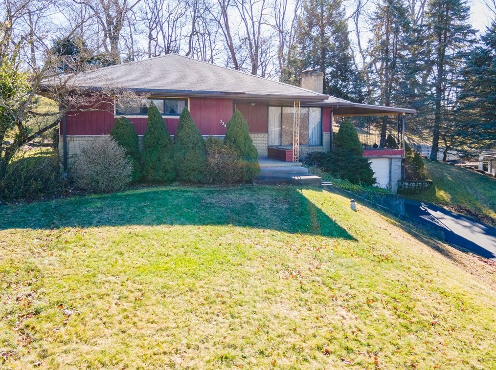 724 Morning Star Dr, Ellwood City, PA 16117