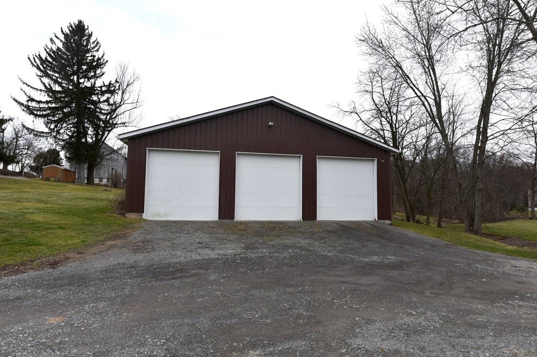 677 Mercer Rd, Beaver Falls, PA 15010-8557