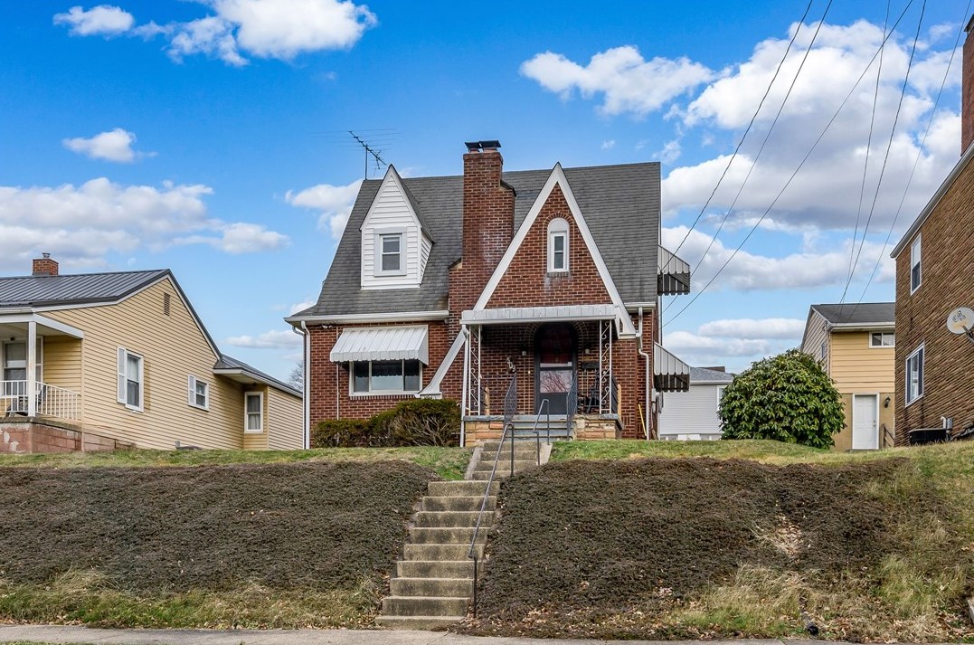 509 Rosslyn Ave, Springdale, PA 15144-1124
