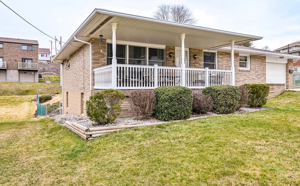 1223 Ellsworth Ave, Jeannette, PA 15644-1533