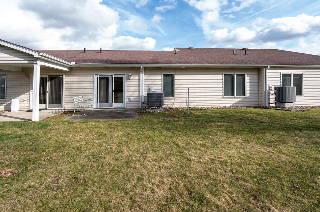 1468 Spg Crst Cir, Latrobe PA 15650-2287 exterior