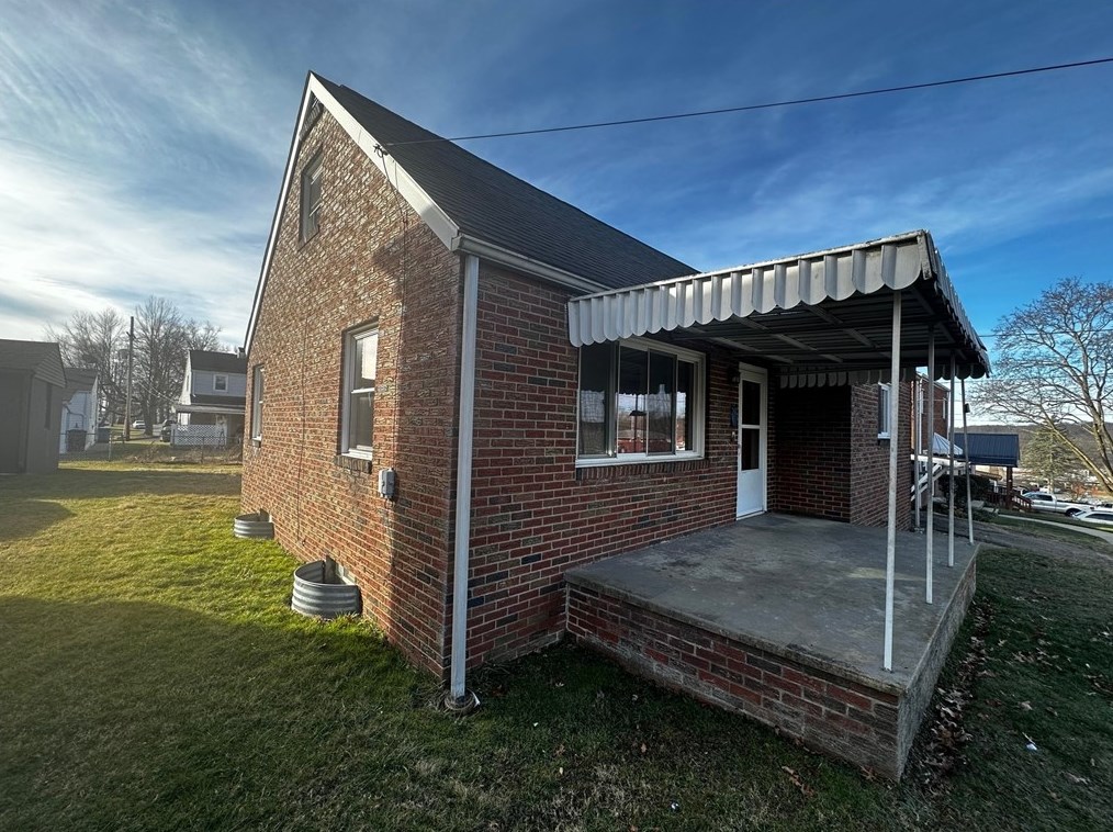 817 Sunset Blvd, Ellwood City, PA 16117-1457