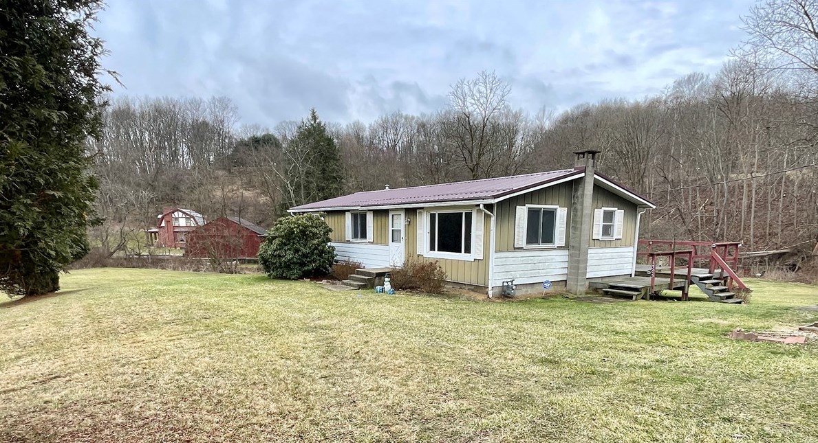 1305 Old State Rd, Apollo, PA 15613