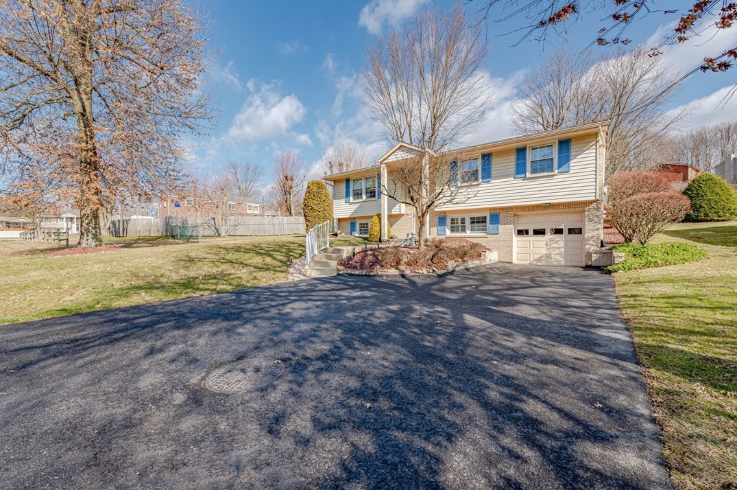607 Stamford Dr, Greensburg, PA 15601-6078