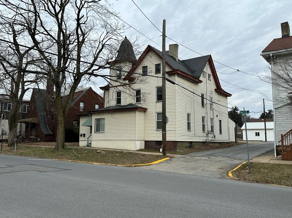 547 Water St, Indiana, PA 15701-1975