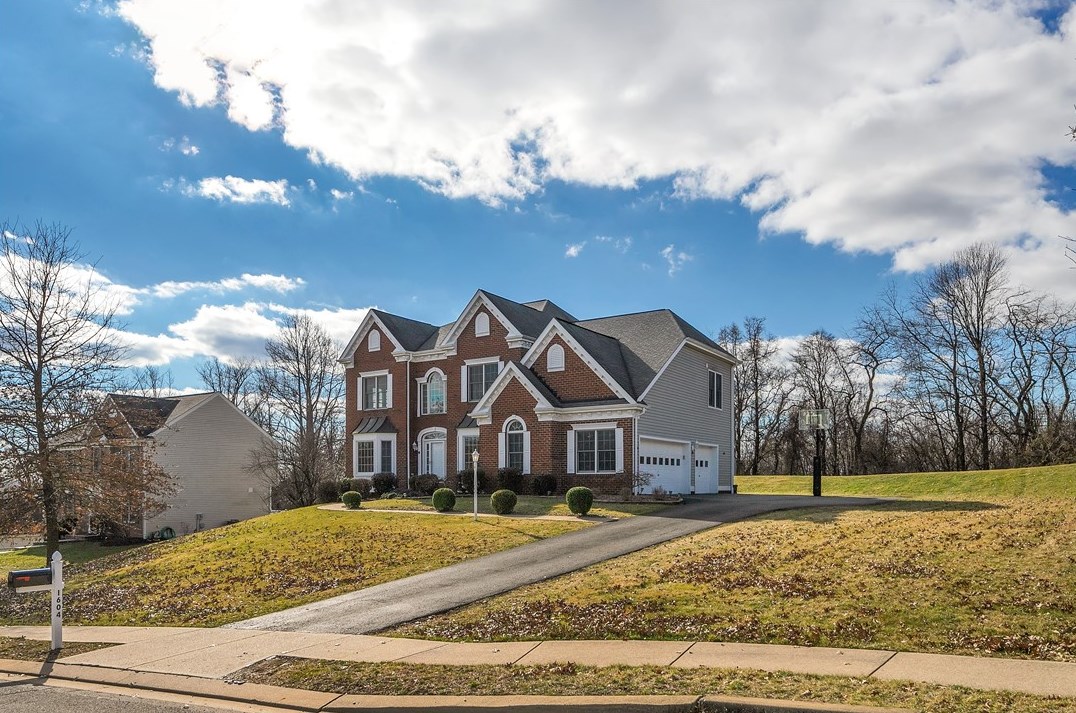 1604 Heritage Dr, Pittsburgh, PA 15237