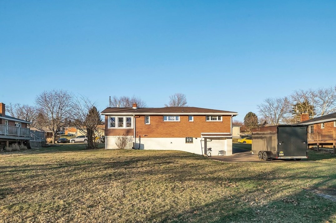 1532 Marion Dr, Finleyville PA  15332-1538 exterior