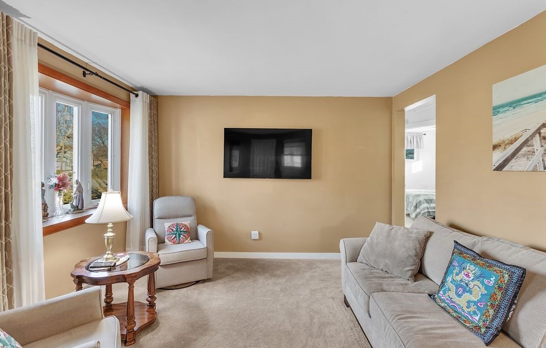 1532 Marion Dr, Finleyville PA  15332-1538 exterior