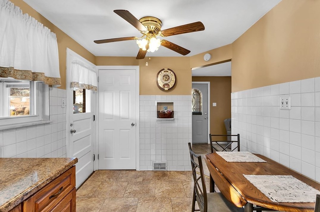 1532 Marion Dr, Finleyville PA  15332-1538 exterior