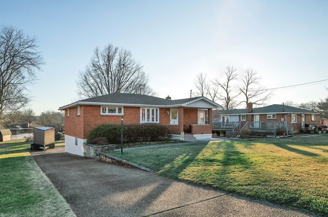 1532 Marion Dr, Finleyville PA  15332-1538 exterior