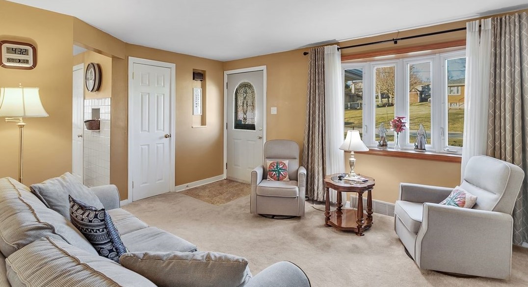 1532 Marion Dr, Finleyville PA  15332-1538 exterior