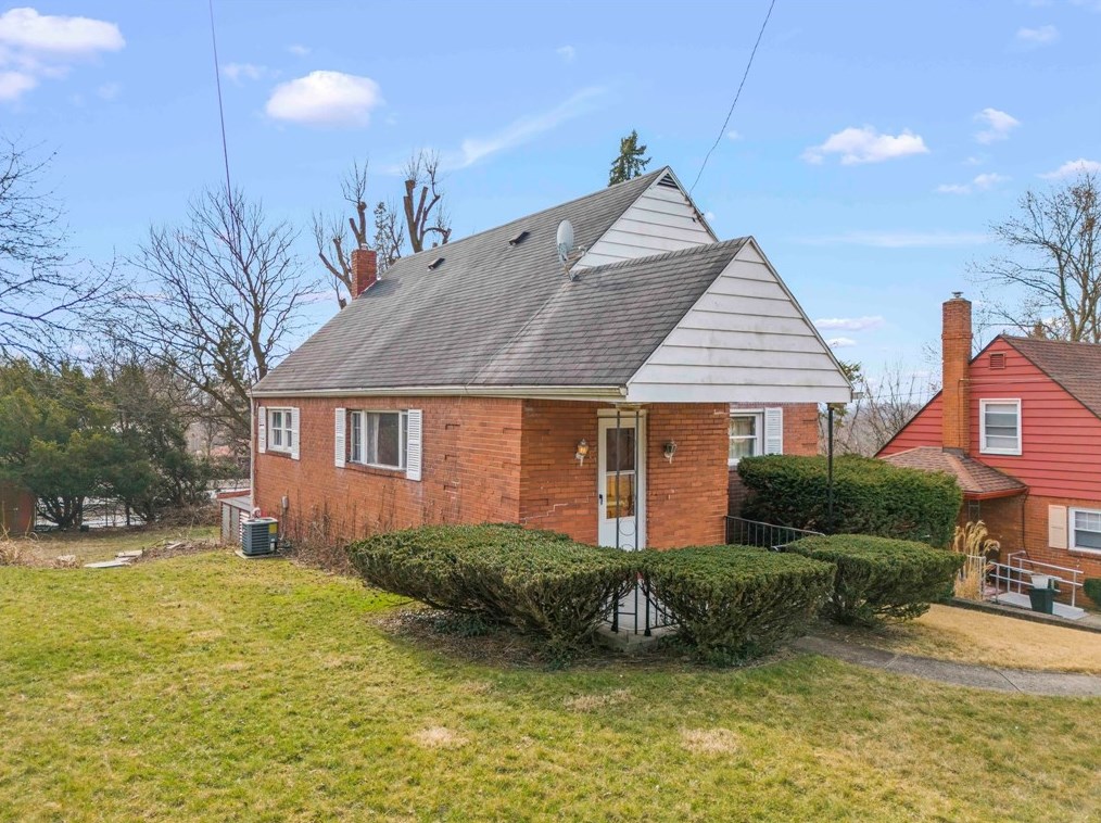 3 Barton Dr, Pittsburgh, PA 15221