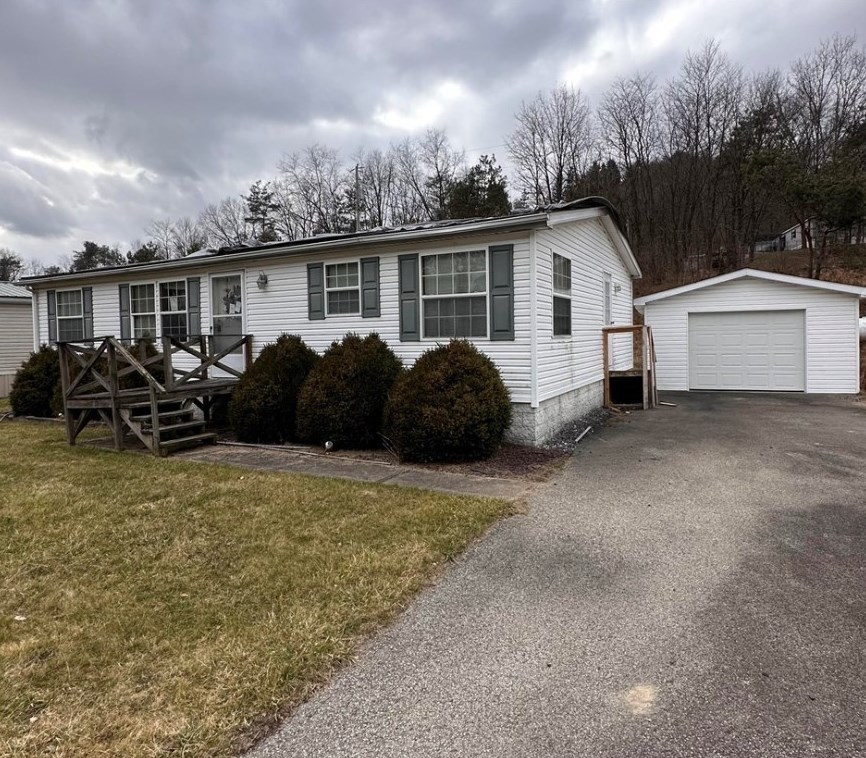 197 Polo Dr, Shelocta, PA 15774