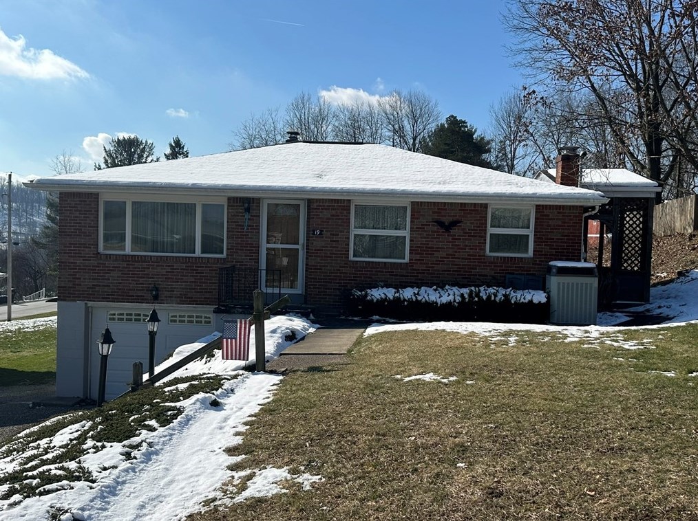 19 Levin Dr, Jeannette, PA 15644-9773