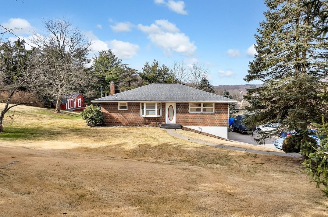 295 Logan Rd, Imperial, PA 15126-8908