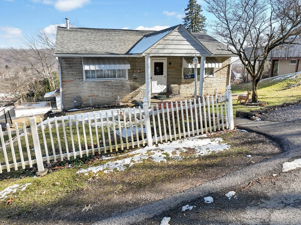 3618 Craig St, Beaver Falls, PA 15010-2126