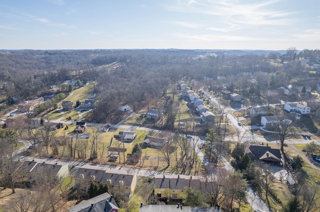 1307 Buckskin Trl, Bethel Park PA  15102-3107 exterior