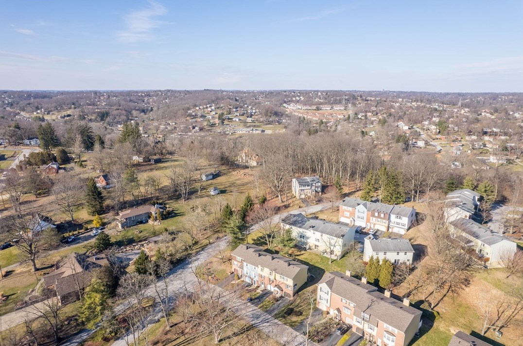 1307 Buckskin Trl, Bethel Park PA  15102-3107 exterior