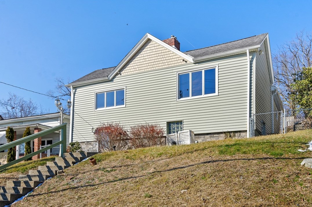 5926 Curry Rd, Pittsburgh, PA 15236