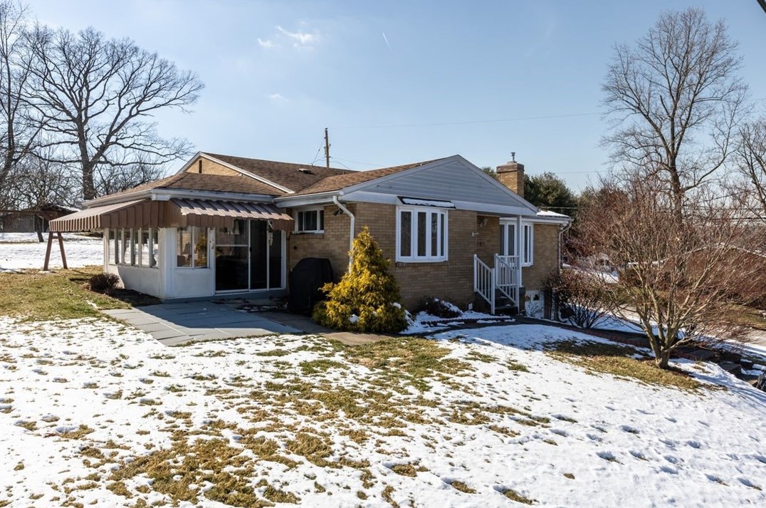 266 Crestvue Dr, Bridgeville, PA 15017