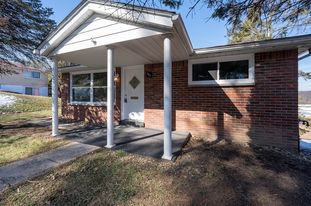 901 2nd St, Jeannette, PA 15644-1406